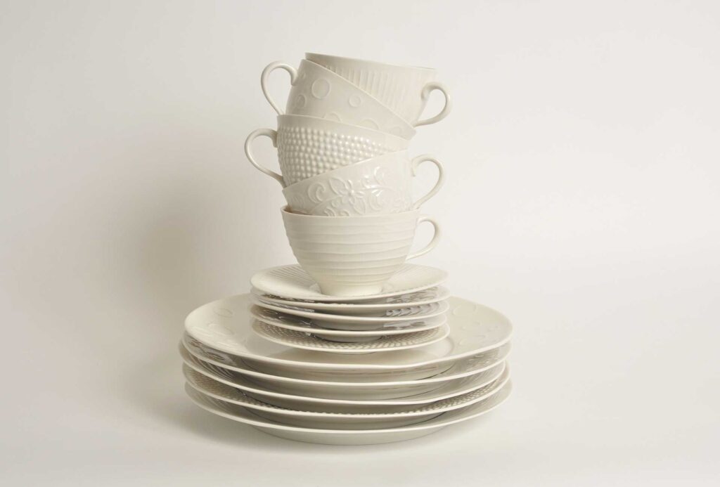 Teller <em>Haiku,</em> Ø 23 cm, Tassen <em>Haiku,</em> 150 ml, und Untertassen.