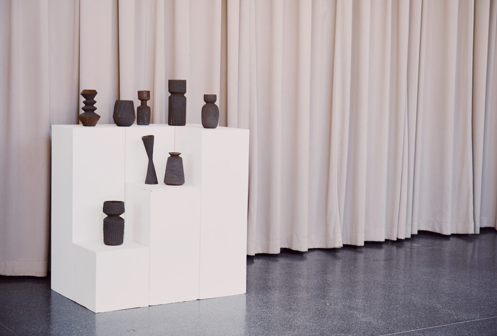 Arbeiten aus der Serie <em>Luft und Lilie</em> (Diffuser und Vasen), 2022, Kunsthaus Weiz, Österreich.