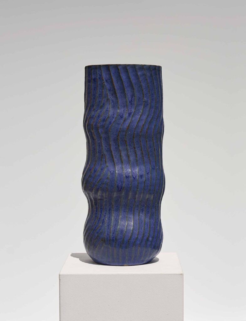 <em>Off-Beat</em> Vase aus der Serie <em>Round & Round</em>, 2024, blau auf grau. Steinzeug glasiert, 15 x 15 x 34 cm.