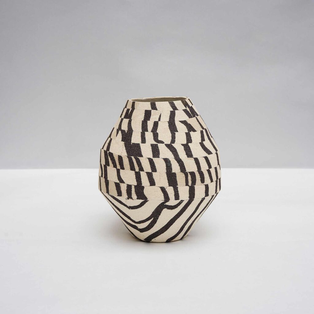 <em>DUOTONE</em> Vase, schwarz und weiß, 2022. Steinzeug, innen glasiert. 22 x 22 x 27 cm.