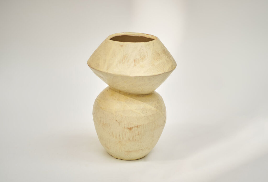 <em>Dancing Edge</em> Vase aus der Serie <em>Figures</em>, 2024. Steinzeug glasiert, gelb. 17 x 16 x 23,5 cm.