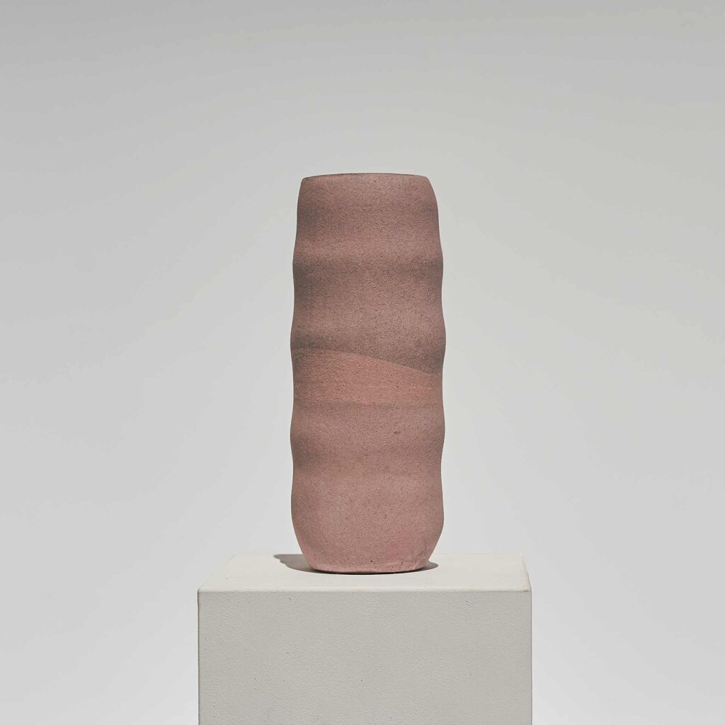 <em>The Circle turns</em> Vase aus der Serie <em>Round & Round</em>, 2024. Steinzeug, glasiert, rosé, 10 x 10 x 26 cm.