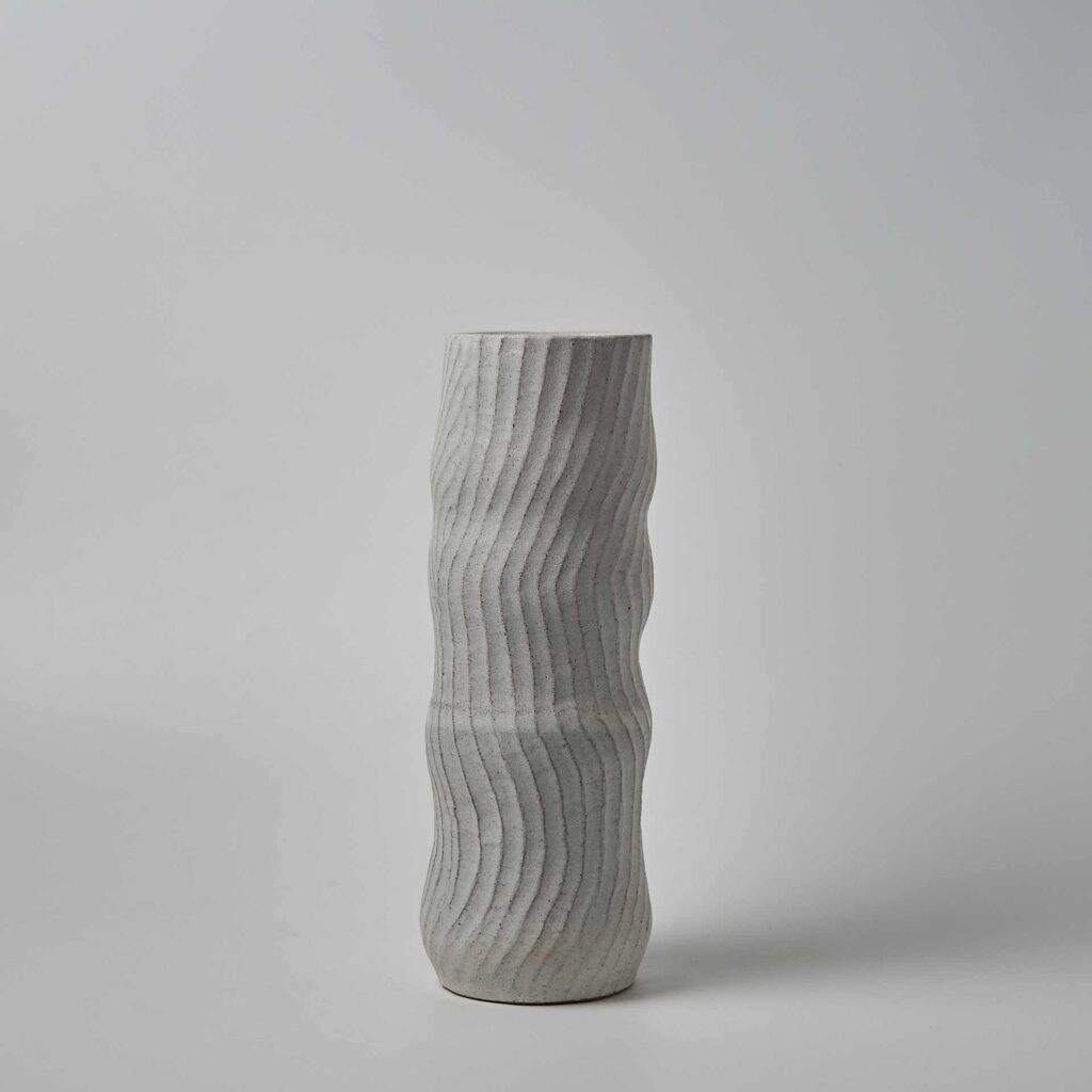 <em>And go round again</em>, Vase aus der Serie <em>Round & Round</em>, 2024. Steinzeug, glasiert, 11 x 11 x 33 cm.