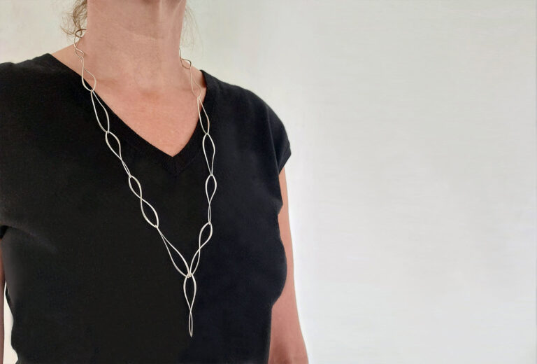 Kathrin-Saettele_Halsschmuck_Gmuender-Messe-fuer-Schmuck-und-Geraet-2025_126-Gold-und-Silber