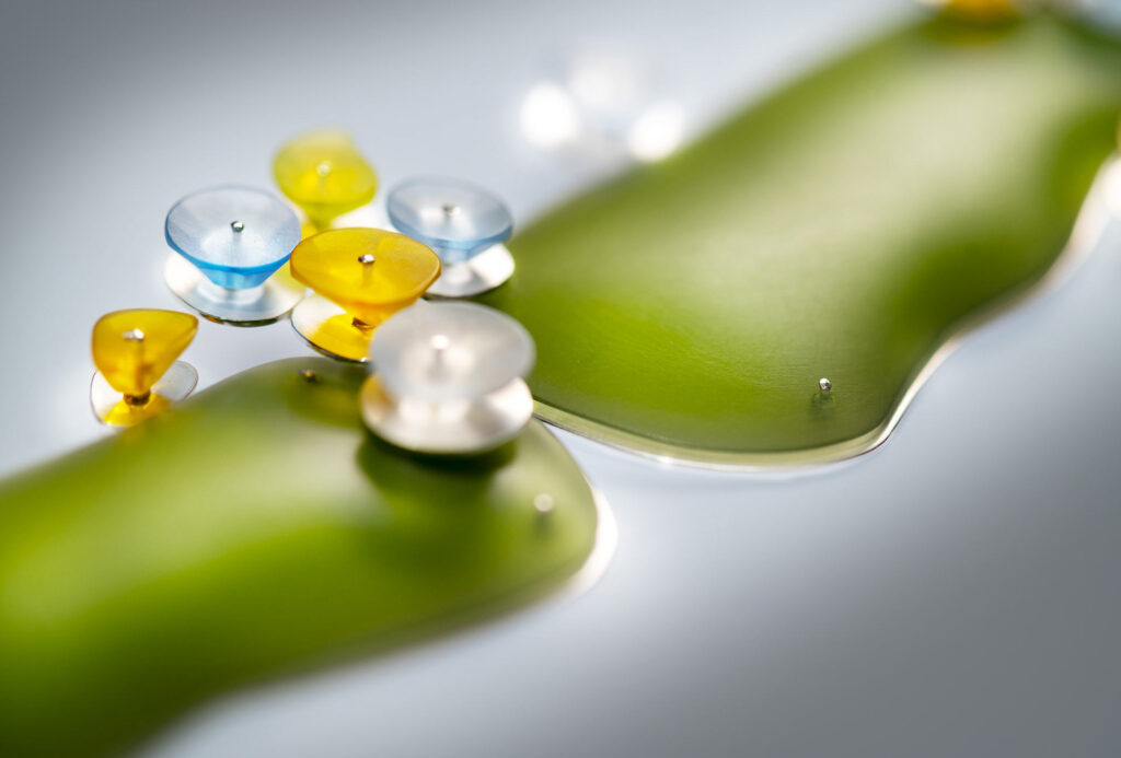 <em>März</em>, Länge 68 cm. Geschliffenes Acrylglas, Silber, Detail. Alle Fotos David Franck.