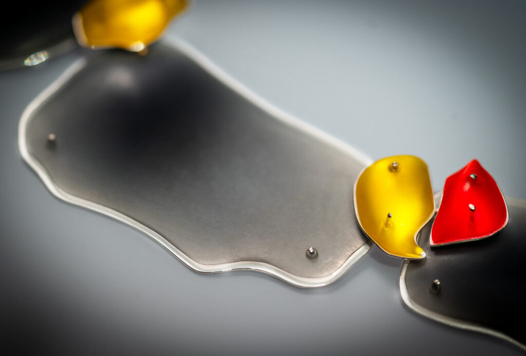 <em>November</em>, Länge 73 cm. Geschliffenes Acrylglas, Silber, Detail.