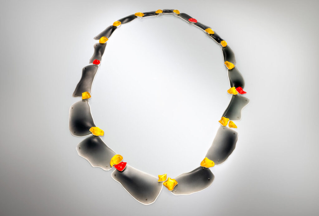 Der Feldahorn trägt als letzter Laubbaum seine leuchtend gelben Blätter, bis er sie in einer einzigen Novembernacht verliert.