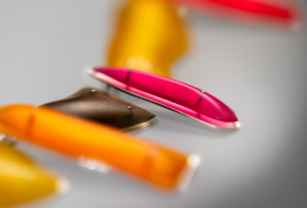 <em>Oktober</em>, Länge 64 cm. Geschliffenes Acrylglas, Silber, Detail.