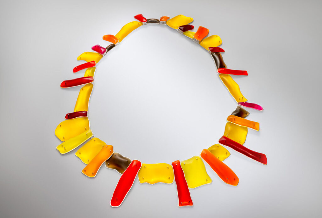 Alte Parkbäume bilden einen leuchtend gelben Raum zur Feier vieler strahlender Herbstfarben. Es ist windig.