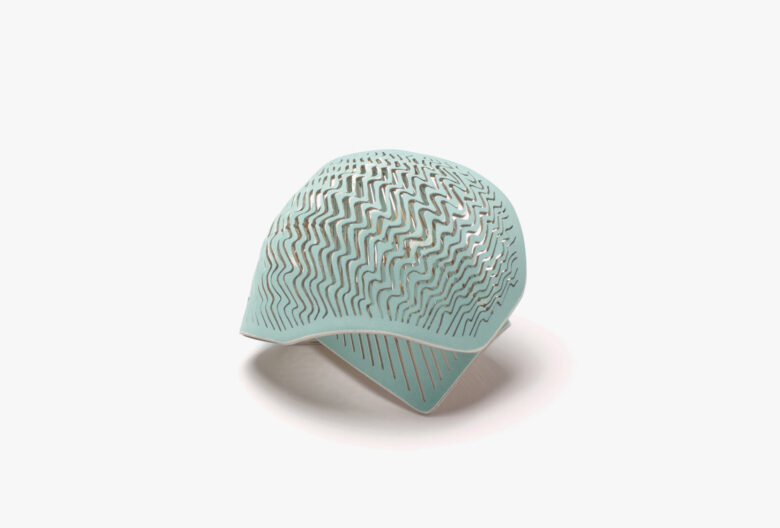 Mirjam Hiller, Muschelbrosche <em>a-juju</em>, 2024. Edelstahl, Farbe, 4 x 4 x 3 cm.