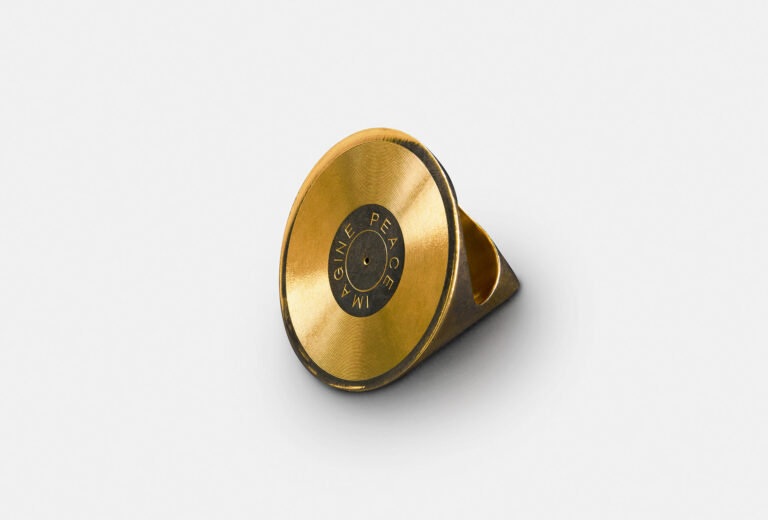 © Yoko Ono, Ring <em>Imagine Peace</em>, 2004. Foto © Damian Noszkowicz.