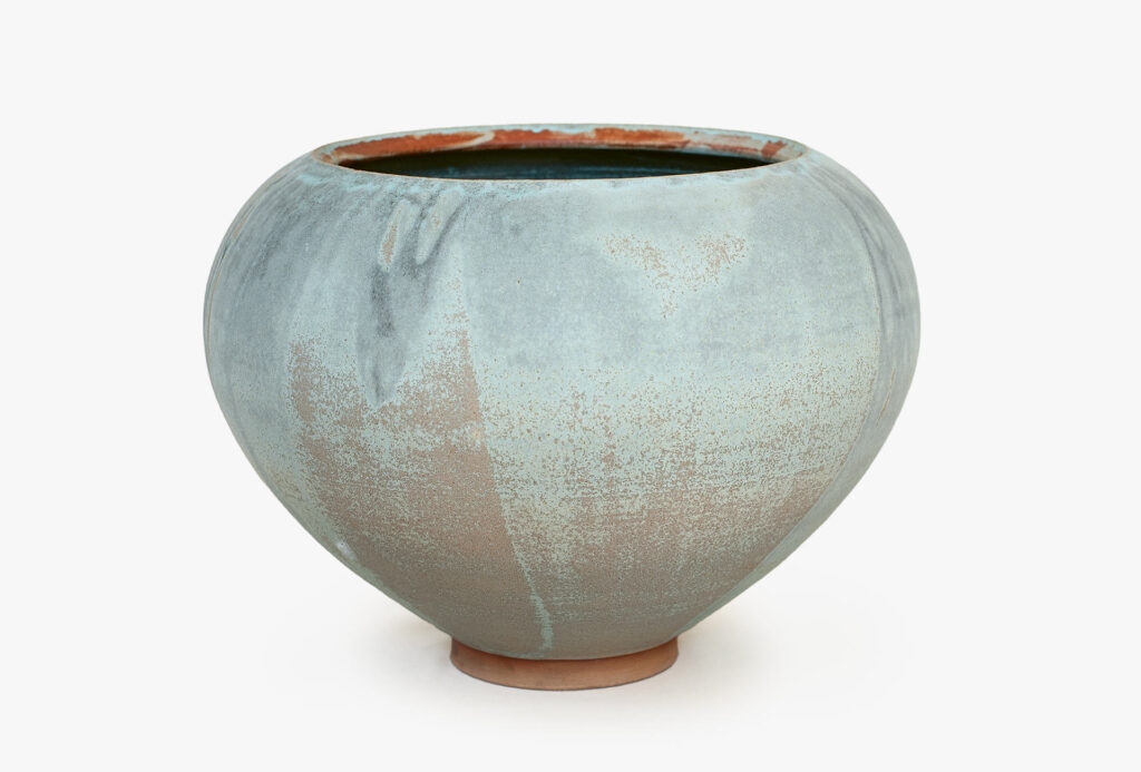 Gefäß <em>Distelkelch</em>, 2024. Steinzeug-Ton, spanischer Ocker, matte, helle, türkisblaue Kupferglasur, H 36 cm.