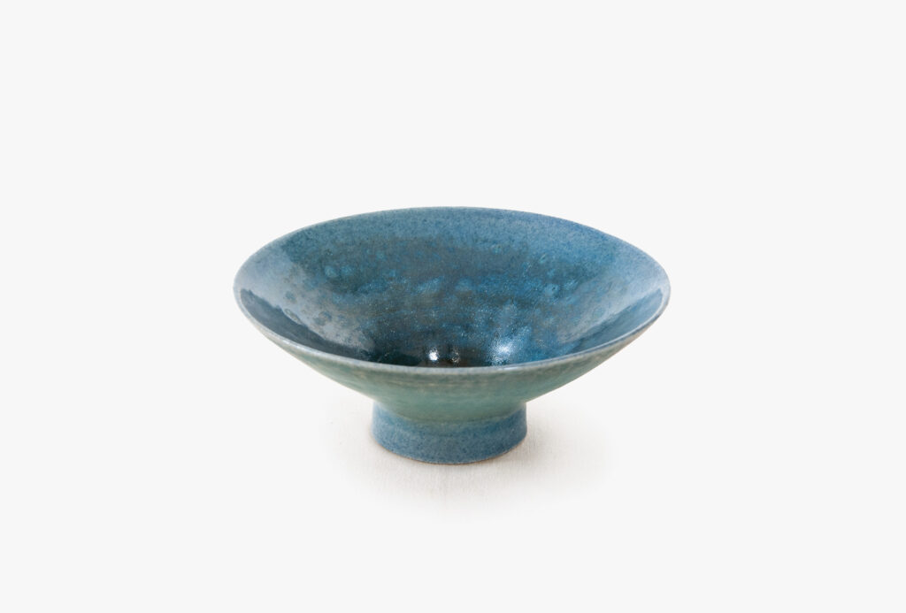 Schale, 2012. Steinzeug-Ton weiß-creme, glänzende grün-blaue Glasur, H 6,4 cm.