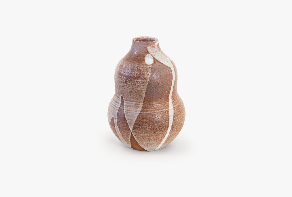 Vase <em>Hans Trio 3, Kalebasse</em>, 2016. Steinzeug-Ton, spanischer Ocker, matte, durchscheinende Zinnweiß-Glasur, <br>H 11,8 cm.