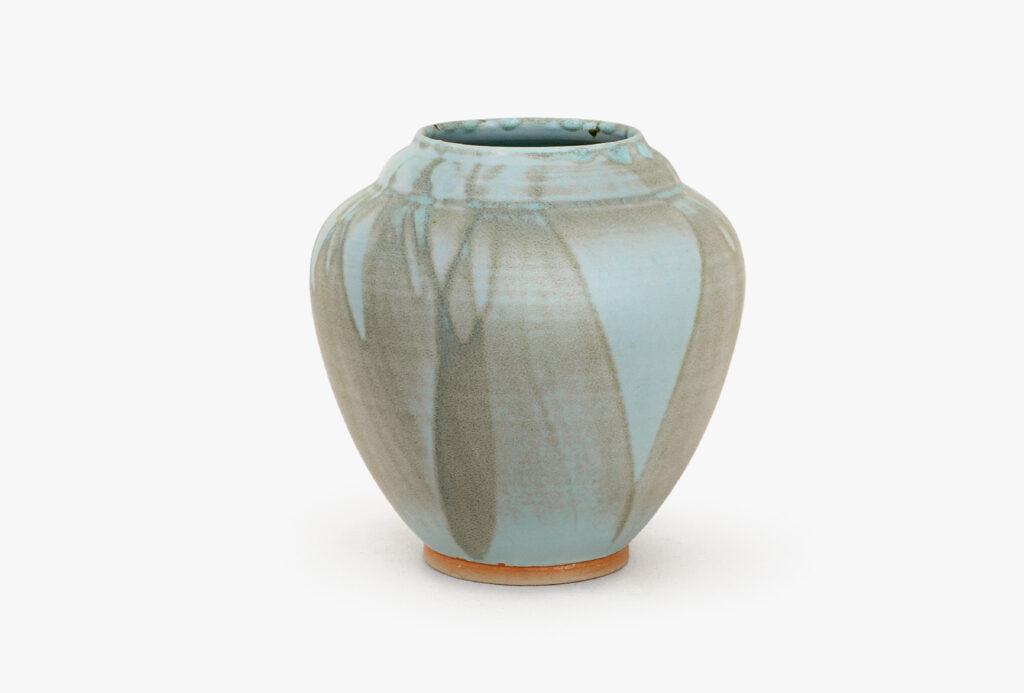 Vase <em>Wassermann</em> (hoch), 2020. Steinzeug-Ton weiß-creme, seidenmatte hellblaue bis moosgrüne Glasur,
H 15 cm.