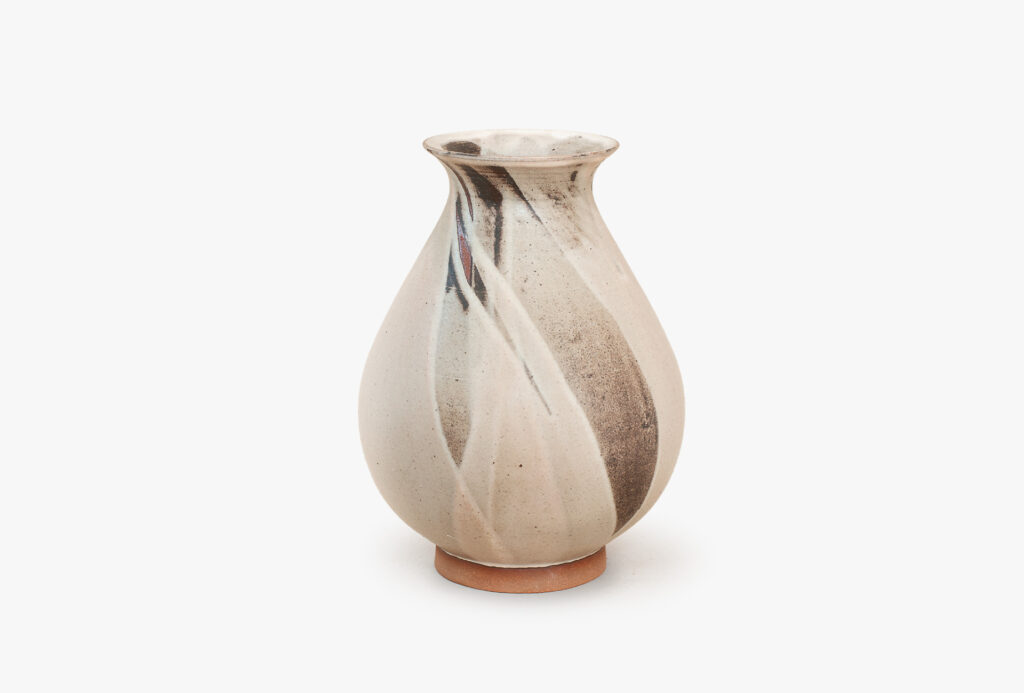 Vase <em>Informell klein</em>, 2019/20. Steinzeug-Ton, spanischer Ocker, matte aschfarbene Glasur, H 18 cm.