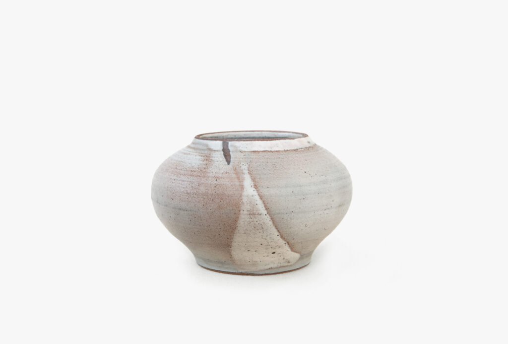 Vase <em>ohne Titel</em>, 2017. Steinzeug-Ton, spanischer Ocker, matte aschfarbene Glasur, in dicker Lage hell-deckend, <br>H 6,5 cm.