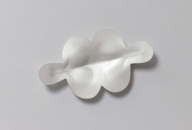 Sabine Steinhäusler, Brosche <em>Streching Movement</em>, 2024. Feinsilber, Stahl. Foto Paul Müller.