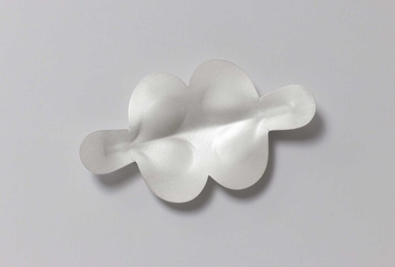 Sabine Steinhäusler, Brosche <em>Streching Movement</em>, 2024. Feinsilber, Stahl. Foto Paul Müller.