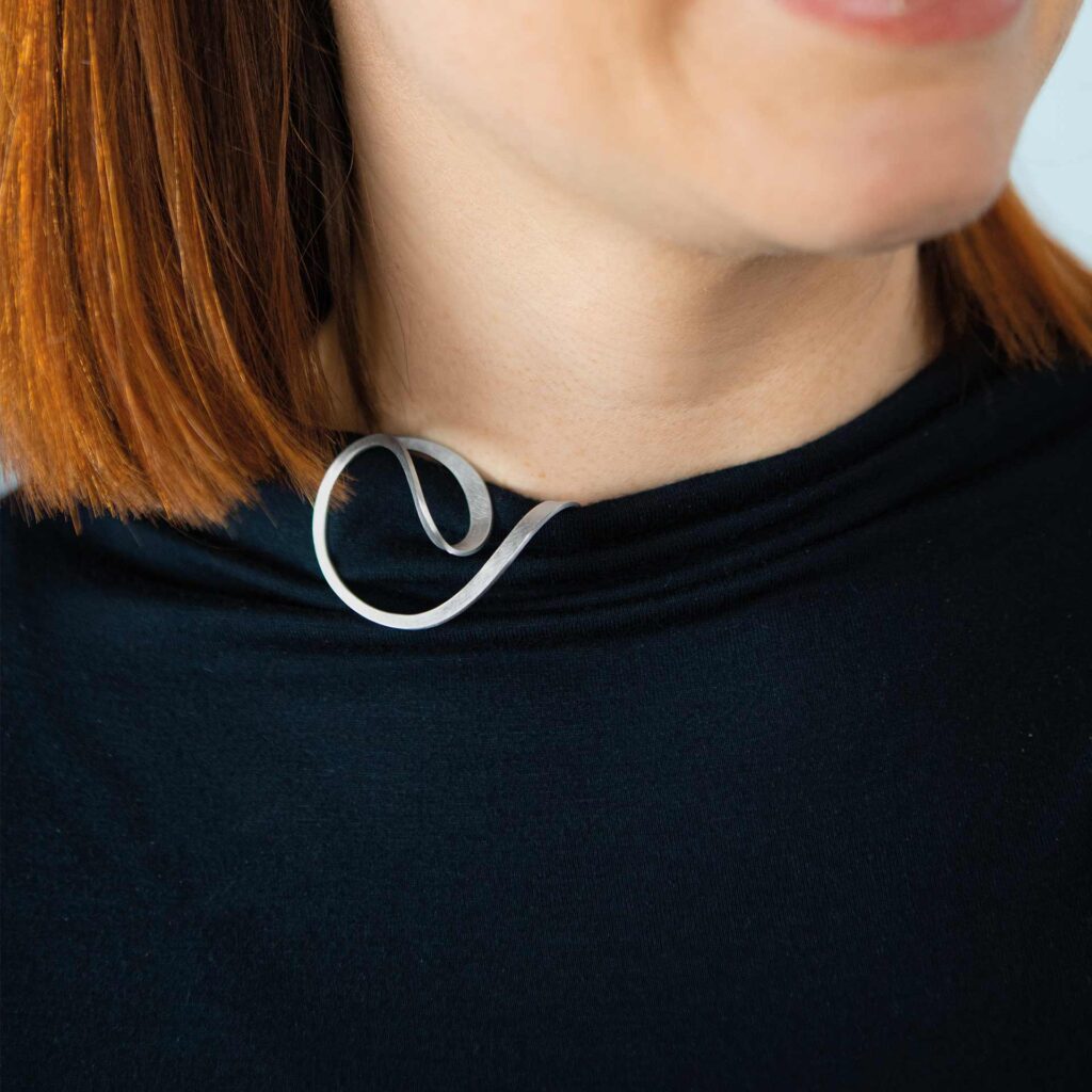 Ansteckclip aus der Serie <em>Windungen und Wendungen</em>. Silber 925.