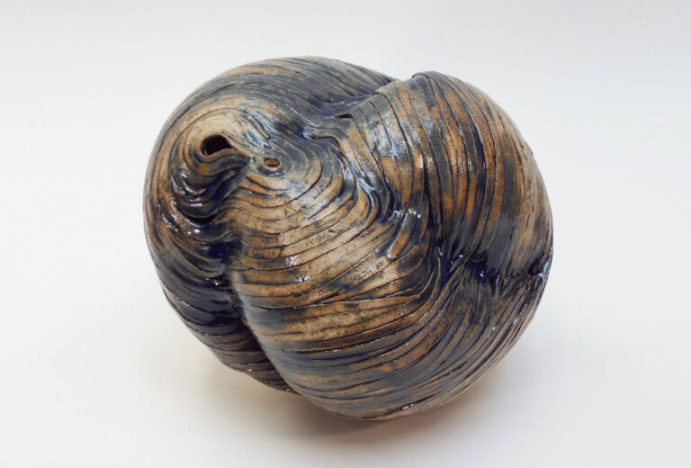 Gudrun Petzold, <em>blaue Versteinerung</em>, 2026, 30,5 x 31,5 cm. 