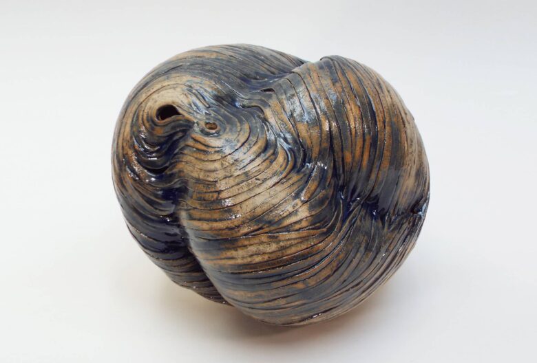 Gudrun Petzold, <em>blaue Versteinerung</em>, 2026, 30,5 x 31,5 cm. 